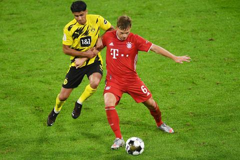 Bayerns Joshua Kimmich (rechts) im Duell mit Mahmoud Dahoud von Borussia Dortmund. Foto: dpa