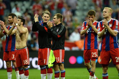 Applaudierende Bayern-Spieler nach dem Spiel gegen den FC Barcelona. Foto: dpa