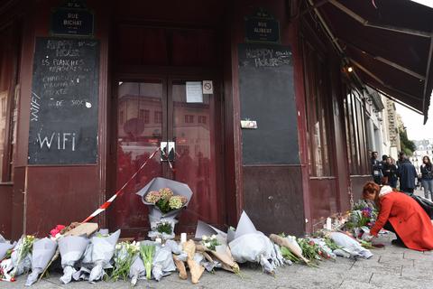 Blumen liegen vor einem Café in Paris. Dort und an anderen Orten in Paris hatten Islamisten am 13. November 2015 insgesamt 130 Menschen getötet.  Foto: dpa