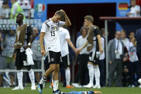 Thomas Müller geht nach dem Spiel gegen Mexiko enttäuscht vom Platz. Foto: dpa