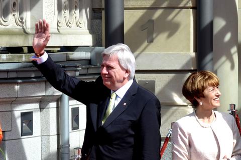 Das niederländische Königspaar Willem-Alexander und Máxima trifft den hessischen Landeschef Volker Bouffier mit Gattin Ursula. Foto: Kossiwakis
