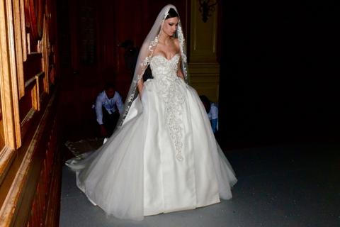 Trotz ein paar Schwierigkeiten mit der Schleppe ist das Brautkleid von Tony Ward das Highlight der Show. Foto: Anja Kossiwakis