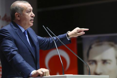Recep Tayyip Erdogan bei einer Rede - ob er wirklich noch Angst hat, nach dem einstigen Putschversuch, sagt er hier nicht. Foto: dpa 