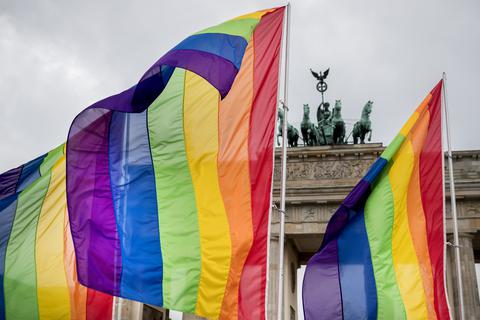 Ehe für alle: Regenbogenflaggen am Tag der Entscheidung in Berlin. Foto: dpa