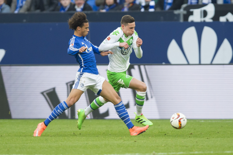 Gilt als nächster Millionen-Transfer für Schalke 04: Youngster Leroy Sané (links, mit seinem Vorgänger Julian Draxler). Foto: dpa
