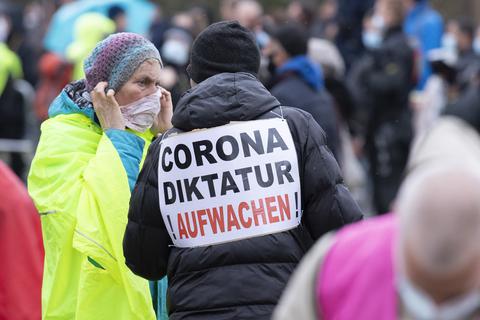 Teilnehmer einer Demonstration der Initiative "Querdenken" in Frankfurt am 11. April. Insgesamt kamen zu der Veranstaltung deutlich weniger Teilnehmer als zunächst erwartet.  Foto: dpa