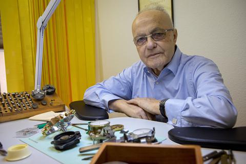 Uhrmachermeister Peter-Jesko Buse am Arbeitsplatz  Foto: Simon Rauh