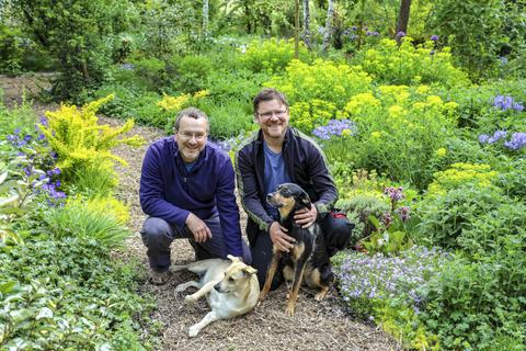Markus Gaißl (links) und Mark Ehrbrecht mit den beiden Hunden in ihrem Waldgarten. Foto: Harald Kaster