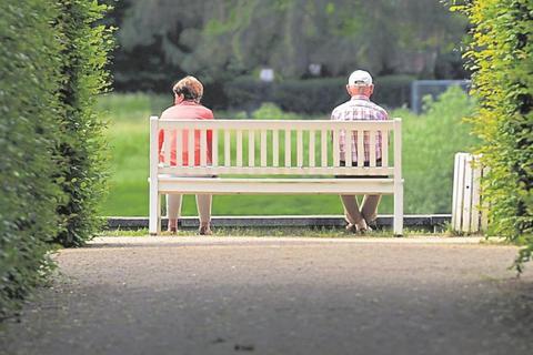 Mehrere ältere Personen sitzen auf einer Parkbank. Foto: dpa, Montage: vrm/sv