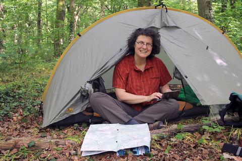 Christine Thürmer in ihrer Behausung während ihrer monatelangen Wanderschaften – ein einfaches Zelt. Foto: Daniela Noack
