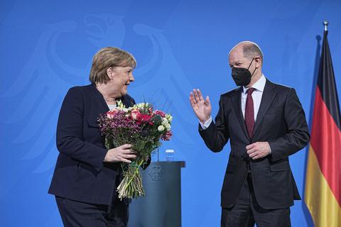 Merkel verabschiedet sich: Olaf Scholz ist neuer Bundeskanzler. Foto: Michael Kappeler/dpa