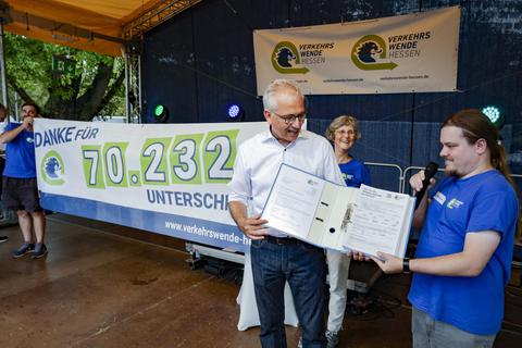 Starkes Signal: Robert Wöhler (rechts) von der Verkehrswende Hessen übergibt die Unterschriftenliste an den hessischen Verkehrsminister Tarek Al-Wazir (Grüne). Foto: Sascha Kopp
