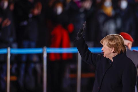 Am Ende des Zapfenstreiches winkt Bundeskanzlerin Angela Merkel zum Abschied. Foto: dpa