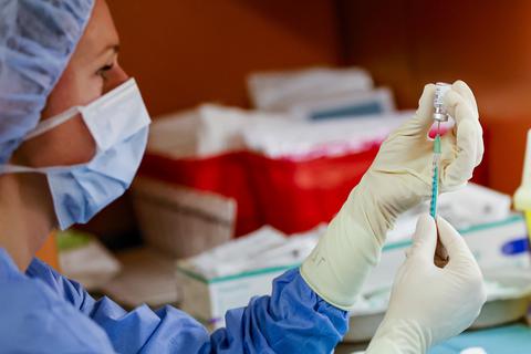 Eine pharmazeutisch-technische Assistentin in einer Mainzer Klinik zieht eine Spritze mit dem aufbereiteten Impfstoff gegen Sars-CoV-2 auf.  Foto: Sascha Kopp