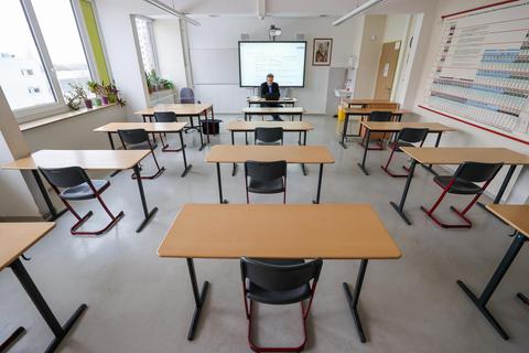 Wann sind die Zeiten vorbei, in denen Lehrer allein im Klassenzimmer sitzen und Online-Unterricht geben? Die Diskussionen darüber laufen. Foto: dpa