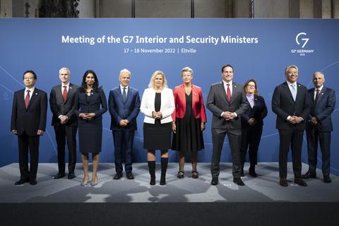"Familienfoto" in Kloster Eberbach: Die Innenminister der G7-Staaten mit der deutschen Innenministerin Nancy Faeser (5.v.l.)