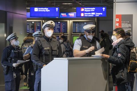 Polizisten kontrollieren die Einreisenden am Flughafen. Foto:dpa