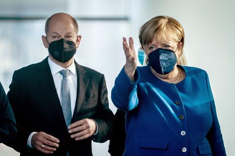 Angela Merkel, geschäftsführende Bundeskanzlerin, und der SPD-Kanzlerkandidat Kanzler Olaf Scholz.  Foto: dpa