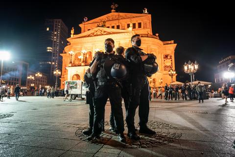 Die Polizei sprach von nur rund 300 Feiernden auf dem Opernplatz am vergangenen Wochenende. Foto: dpa