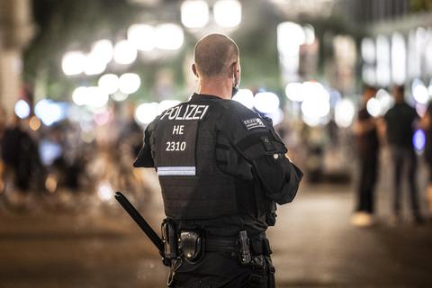 Ein Polizist überwacht den Opernplatz in Frankfurt: Was hat sich dort an Karfreitag tatsächlich zugetragen? Foto: dpa