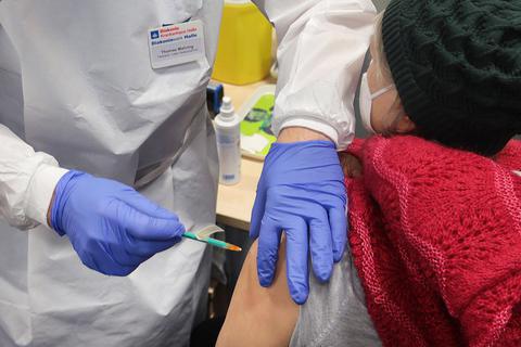 Langsam laufen die Impfungen in den sechs zentralen Stationen in Hessen an. Foto: dpa