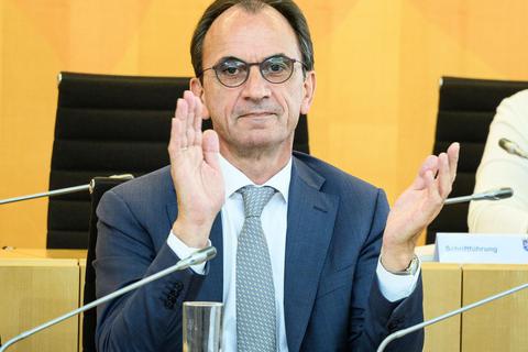 Der hessische Finanzminister Michael Boddenberg (CDU) klatscht, nachdem der hessische Landtag das milliardenschwere Corona-Sondervermögen und einen Nachtragshaushalt verabschiedet hat. Foto: dpa