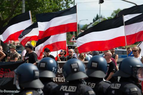 Das Beobachten der rechtsextremen Szene, hier bei einer Demo in Kassel, gehört zu den Aufgaben des Verfassungsschutzes. Foto: dpa