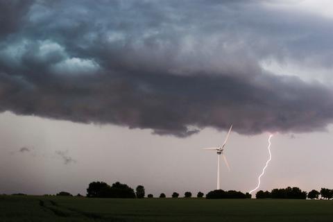 03.06.2019, Niedersachsen, Laatzen: Eine Unwetterfront zieht über die südliche Region Hannovers hinweg, als ein Blitz in Laatzen einschlägt. Foto: Julian Stratenschulte/dpa +++ dpa-Bildfunk +++