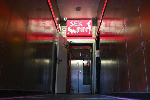 Existenzangst bei Bordellen und Prostituierten: Einblicke ins Frankfurter Bahnhofsviertel. Fotos: dpa 