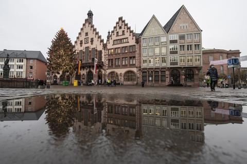 Nur wenige Menschen sind auf dem Römerberg in der Innenstadt von Frankfurt unterwegs. Der sonst bei Touristen und Einheimischen beliebte Platz ist seit Beginn der Corona-Krise deutlich weniger belebt. Foto: dpa