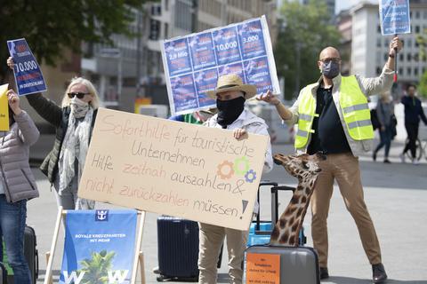Mitarbeiter der Touristikbranche demonstrieren auf der Hauptwache in Frankfurt für staatliche Unterstützung in Zeiten der Corona-Pandemie.  Foto: dpa