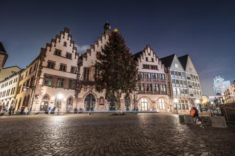Nahezu menschenleer ist der Römerberg in Frankfurt mit dem Weihnachtsbaum. Foto: dpa
