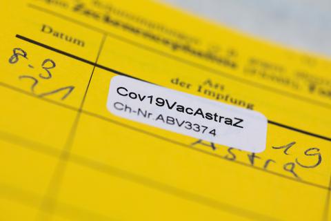 Aufkleber eines Corona-Impfstoffs in einem Impfpass. Foto: Rolf Vennenbernd/dpa 