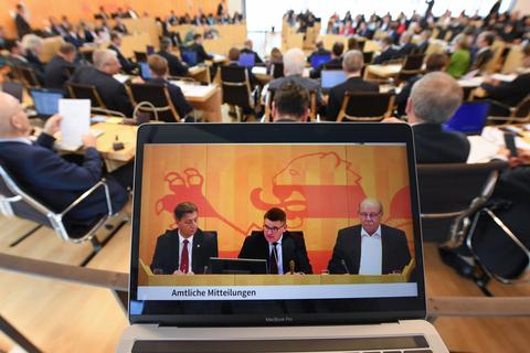 Mit 137 Abgeordneten ist der hessische Landtag an seine Kapazitätsgrenzen gelangt. Archivfoto: dpa
