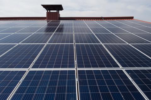Das neue Gesetz macht die Installation einer Photovoltaikanlage auf den Dächern gewerblicher Neubauten zur Pflicht.  Archivfoto: dpa