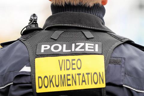 Künftig könnten auch Wiesbadener Stadtpolizisten mit Bodycams ausgestattet werden.