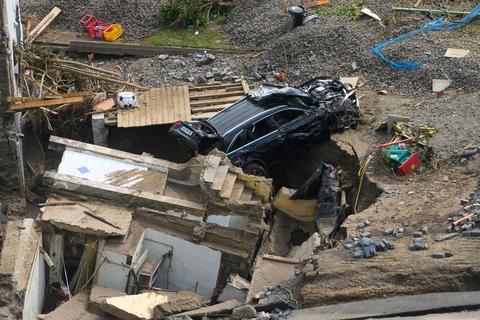 Häuser und Autos im Ahrtal im Ortsteil Walporzheim sind nach der Sturzflut zerstört.  Archivfoto: dpa/Thomas Frey