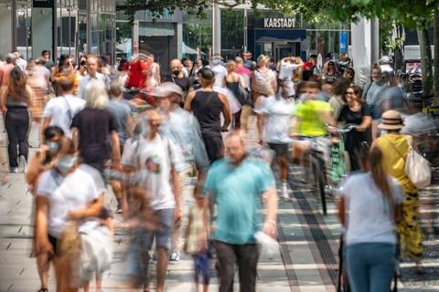 Zahlreiche Menschen sind am Nachmittag auf der Zeil unterwegs, Frankfurts zentraler Einkaufsmeile. Die Corona-Inzidenz liegt in Frankfurt am Montag bei 36,7 - und damit über dem Grenzwert. Foto: dpa