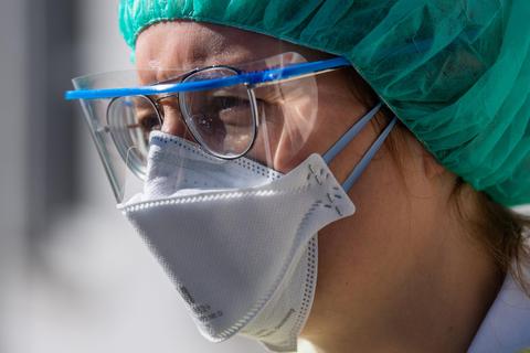Sicher ist sicher: Eine Ärztin schützt sich mit einer Maske vor Coronaviren. Foto: dpa