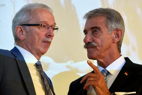 Die AfD Rheinland-Pfalz diskutiert über ein Parteiausschlussverfahren bei Ex-Fraktionschef Uwe Junge (rechts, hier mit dem AfD-Landes- und Fraktionsvorsitzenden Michael Frisch). Foto: dpa