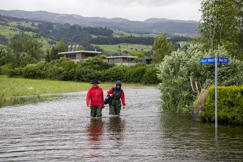 Das Hochwasser bedeutet vielerorts für die Einwohner eine Katastrophe. Aber auch Urlaubern kann es einen Strich durch die Rechnung machen. Foto: dpa