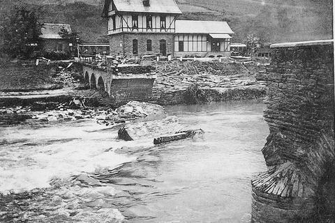 Ein Opfer der Fluten schon anno 1910: die Brücke zum Bahnhof in Mayschoß. Foto: Heimatjahrbucharchiv Kreis Ahrweiler