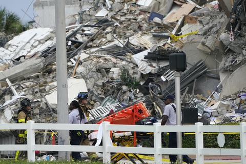 Bei dem Teileinsturz eines mehrstöckigen Wohnhauses nahe Miami Beach sind bisher fünf Menschen ums Leben gekommen. Foto: Lynne Sladky/AP/dpa