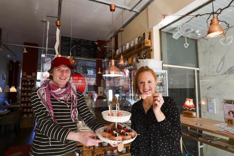 Tobias und Katharina Wenz in ihrem Darmstädter „Café Fräulein Mondschein“. Foto: Guido Schiek