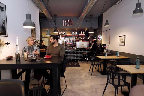 „Molto italiano“:  Im Darmstädter Café„Zerottanta 080“ lässt sich das Leben genießen wie in einer Bar in Italien. Foto: Andreas Kelm