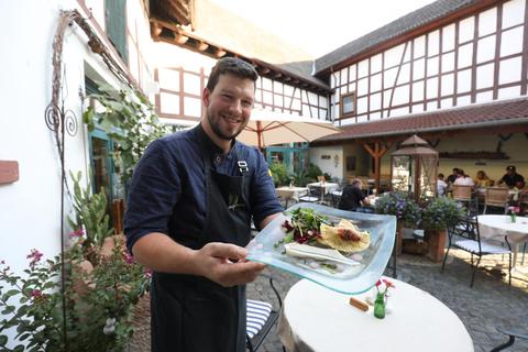 Mit Kürbis füllt Philipp Lutz vom  Bauernhofcafé  Grünewalds seine Kartoffeltaschen. Foto: Guido Schiek