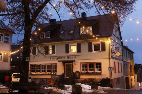 Der ursprüngliche Name „Zum Grünen Baum“ prangt noch über dem Eingang zum Restaurant „Hochgenuss“ in Neunkirchen. Foto: Karl-Heinz Bärtl