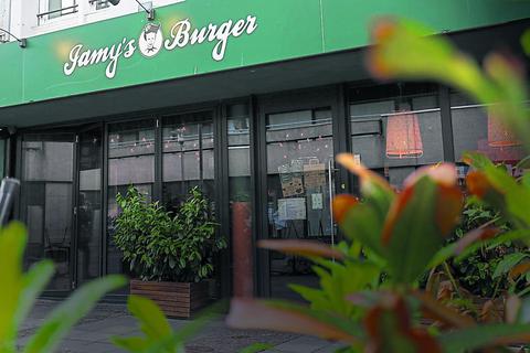 Jamy‘s Burger in der Wilhelminenstraße in Darmstadt liefert auch nach Hause. Foto: Guido Schiek