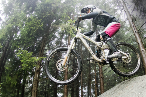 Bewegung an der frischen Luft, gerne auch dynamisch wie beim Mountainbiking, ist gesund.  Foto: Julian Stratenschulte/dpa