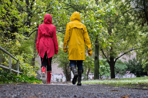 Beim Zwiebelprinzip ist der Regenschutz die äußerste oder oberste Schicht der Bekleidung  Foto: Franziska Gabbert/dpa